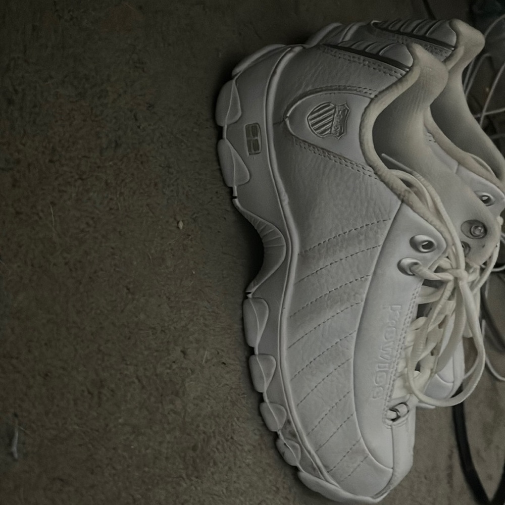 Brand new kwiss tennis shoes. Size 5.